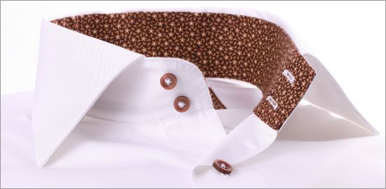 Chemise blanche à col et poignets à motifs fleuris marrons et boutons marrons