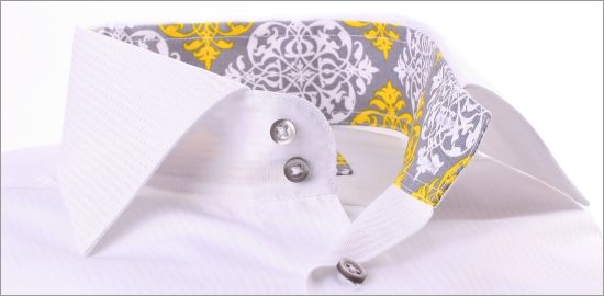 Chemise cintrée blanche à col et poignets à motifs gris, blancs et jaunes et boutons gris