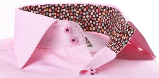 Chemise cintrée rose à col et poignets mousquetaires à pois multicolores et boutonnières marrons