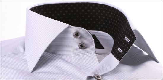 Chemise à fines rayures blanches et grises
