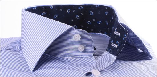 Chemise à fines rayures blanches et bleues