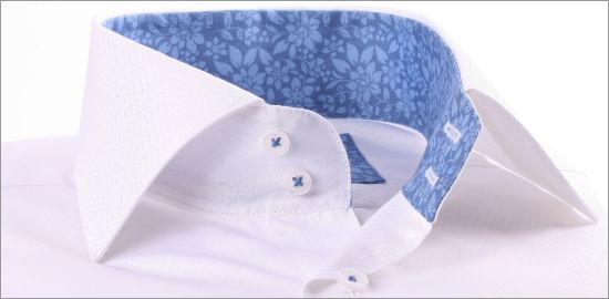 Chemise blanche à col et poignets à fleurs bleues