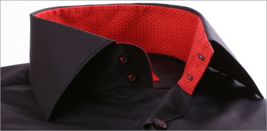 Chemise noire à col et poignets à motifs rouges