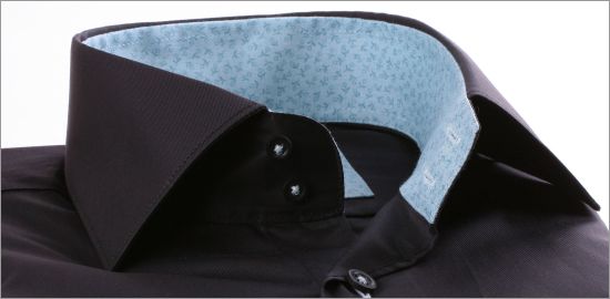 Chemise noire à col et poignets à fleurs bleu clair