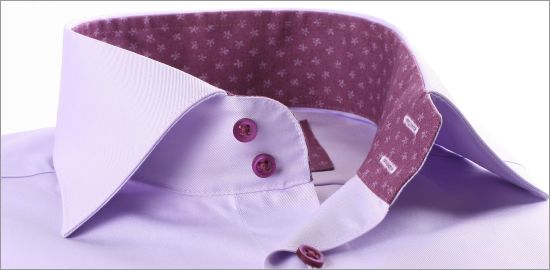 Chemise mauve à col et poignets à motifs prunes