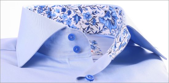 Chemise bleue à col et poignets à fleurs bleues