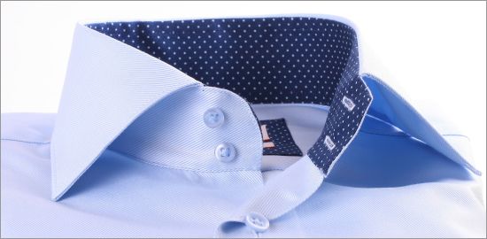 Chemise bleue à col et poignets bleu marine à pois