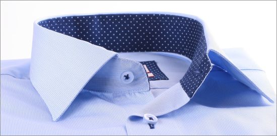 Chemise bleue à fines rayures, col et poignets bleu marine à pois bleus