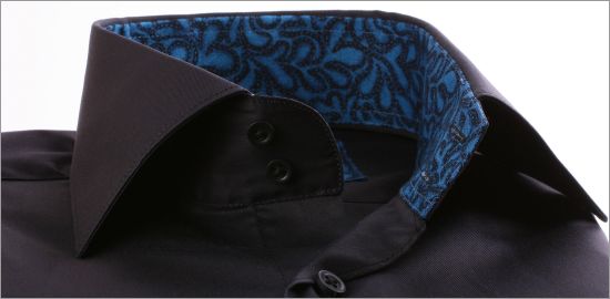 Chemise noire à col et poignets mousquetaires à motifs bleus et noirs