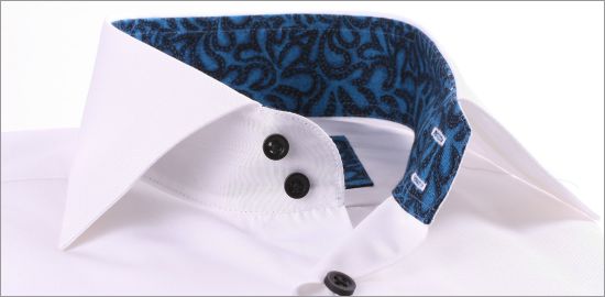 Chemise blanche à col et poignets à motifs bleus et noirs