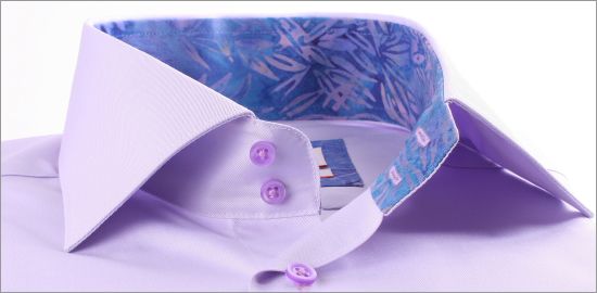 Chemise mauve à col et poignets à motifs bleus et mauves