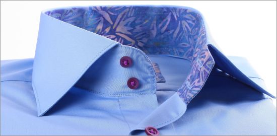 Chemise bleue à col et poignets à motifs bleus et mauves