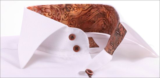 Chemise blanche à col et poignets à motifs marrons