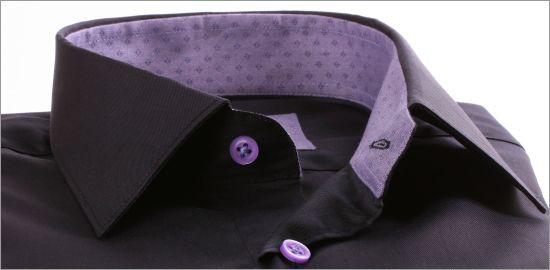 Chemise noire à col et poignets à motifs mauves