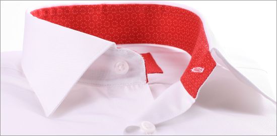 Chemise blanche à col et poignets à motifs rouges