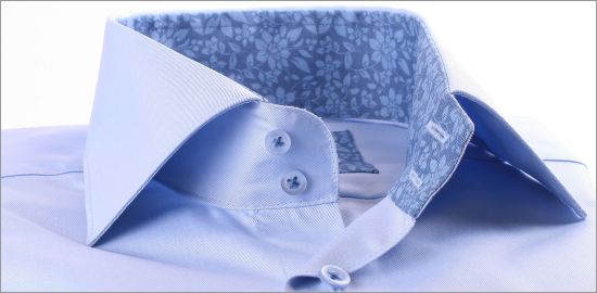 Chemise bleue à col et poignets à fleurs bleues