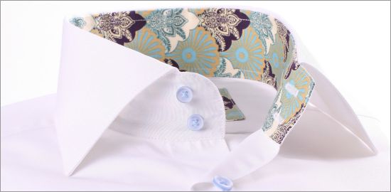 Chemise blanche à col et poignets à motifs verts, bleu clair et bleu marine