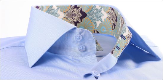 Chemise bleue à col à motifs verts, bleu clair et bleu marine