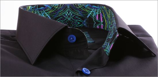 Chemise noire à poignets mousquetaires et col à motifs bleus et verts