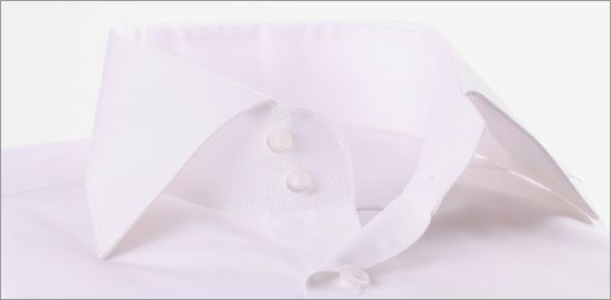 Chemise blanche à poignets mousquetaires