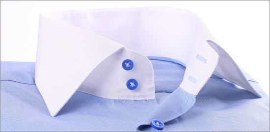 Chemise bleu moyen à col et poignets mousquetaires blancs
