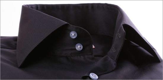 Chemise gris foncé à boutons bleu clair