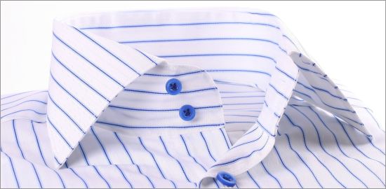 Chemise blanche à fines rayures bleu clair et bleu foncé et poignets mousquetaires
