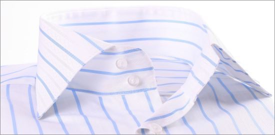 Chemise blanche à rayures bleu clair et poignets mousquetaires