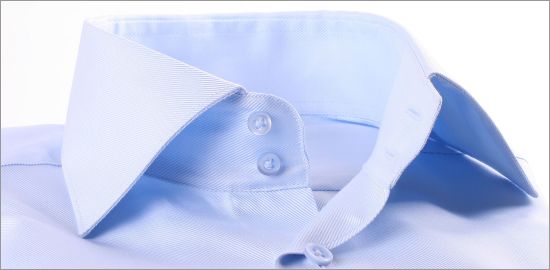 Chemise bleue à poignets mousquetaires