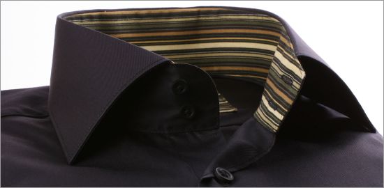 Chemise noire à col et poignets mousquetaires à rayures beiges et kakis