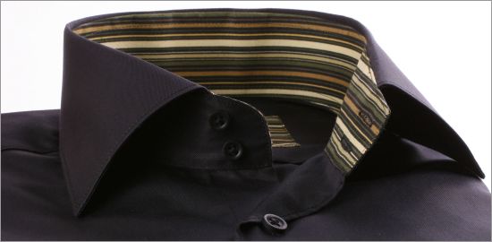 Chemise noire à col et poignets à rayures beiges et kakis