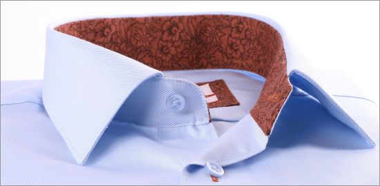 Chemise bleue à col à motifs marrons et poignets mousquetaires