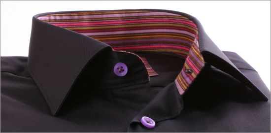 Chemise noire à col à rayures multicolores et poignets mousquetaires