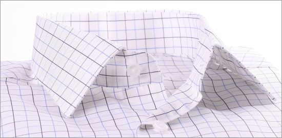 Chemise blanche à carreaux bleus et poignets mousquetaires