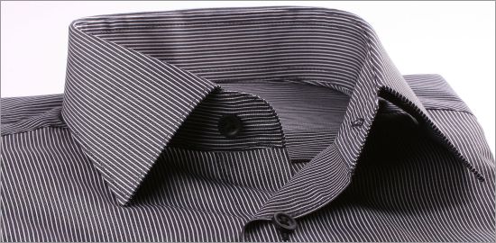 Chemises gris foncé à fines rayures blanches