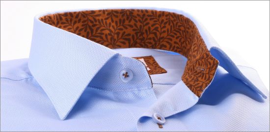 Chemise bleue à col et poignets à motifs fleuris marrons