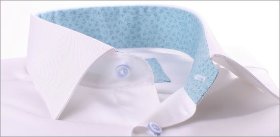 Chemise blanche à poignets mousquetaires et col à motifs bleu ciel