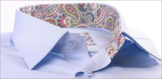 Chemise bleue à col et poignets à motifs bleus, verts et rouges