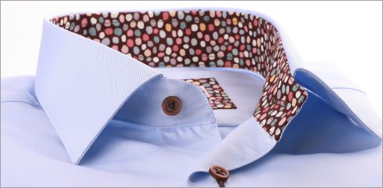 Chemise bleue à col et poignets à pois multicolores