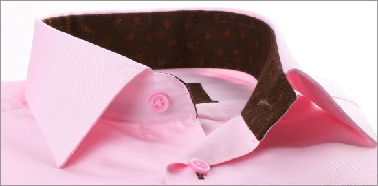Chemise rose à poignets mousquetaires et col à motifs marrons
