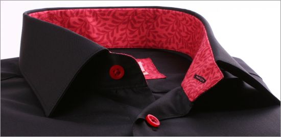 Chemise noire à col et poignets à motifs rouges