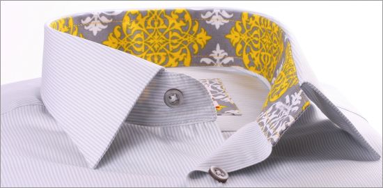 Chemise à fines rayures blanches et grises, col et poignets à motifs jaunes et gris