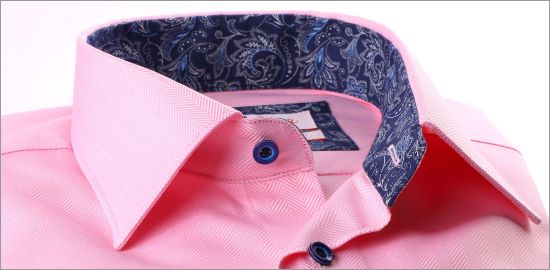 Chemise rose à col et poignets à motifs bleus