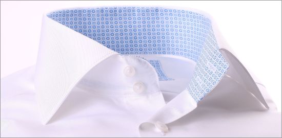Chemise blanche à col et poignets mousquetaires à motifs bleus