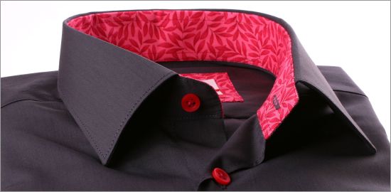 Chemise gris foncé à col et poignets à motifs rouges