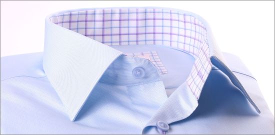 Chemise bleu clair à col et poignets mousquetaires à carreaux blancs, bleus et mauves