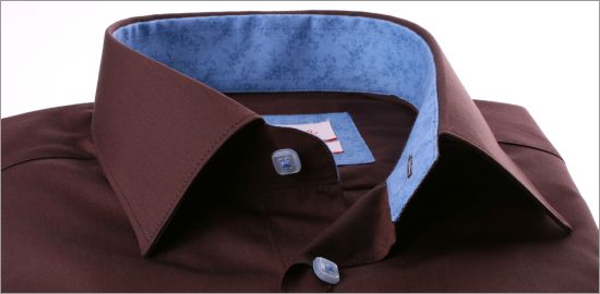 Chemise marron foncé à col et poignets à motifs fleuris bleus