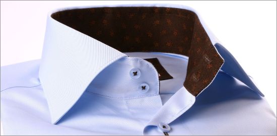 Chemise bleu clair à col et poignets mousquetaires à motifs marrons