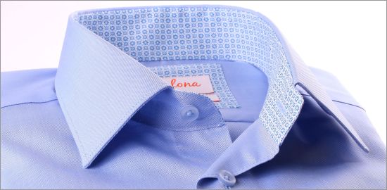 Chemise bleue à col et poignets à motifs bleus