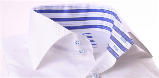 Chemise blanche à col et poignets à rayures blanches et bleues